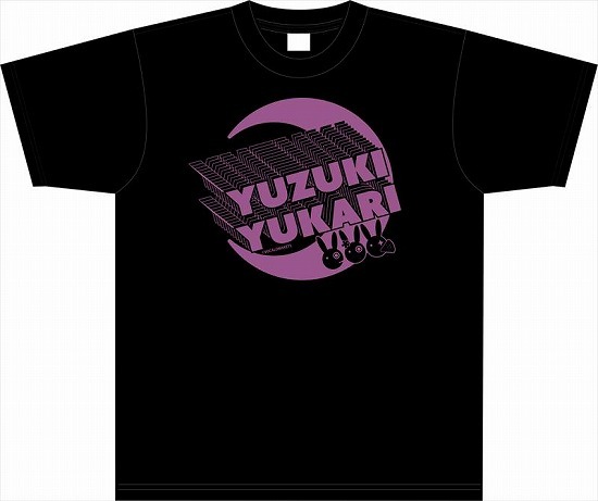 黒地にYUZUKI YUKARIの紫色グラフィックを配したTシャツの商品画像